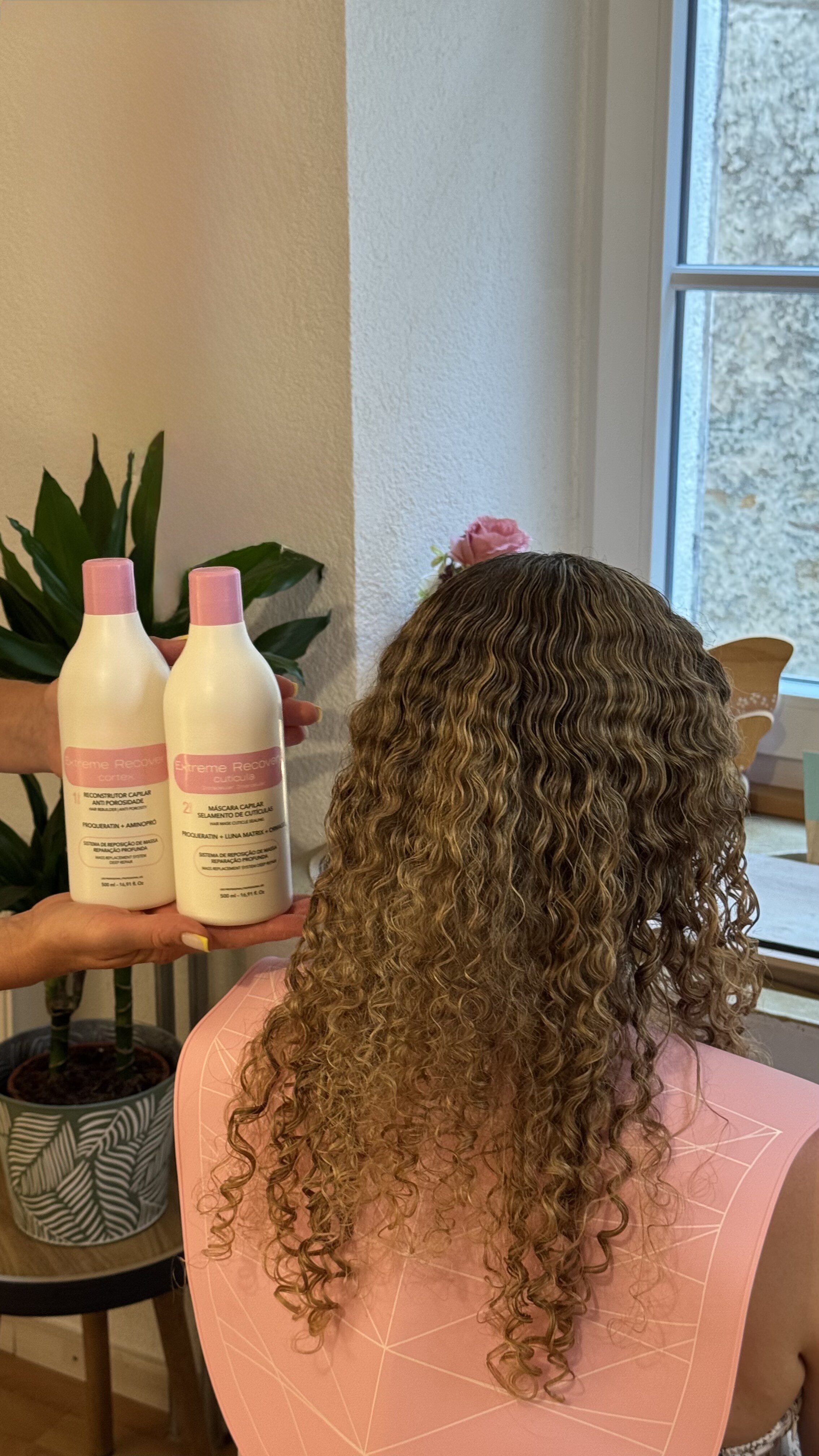 Cheveux reconstruits et soyeux après soin à froid.