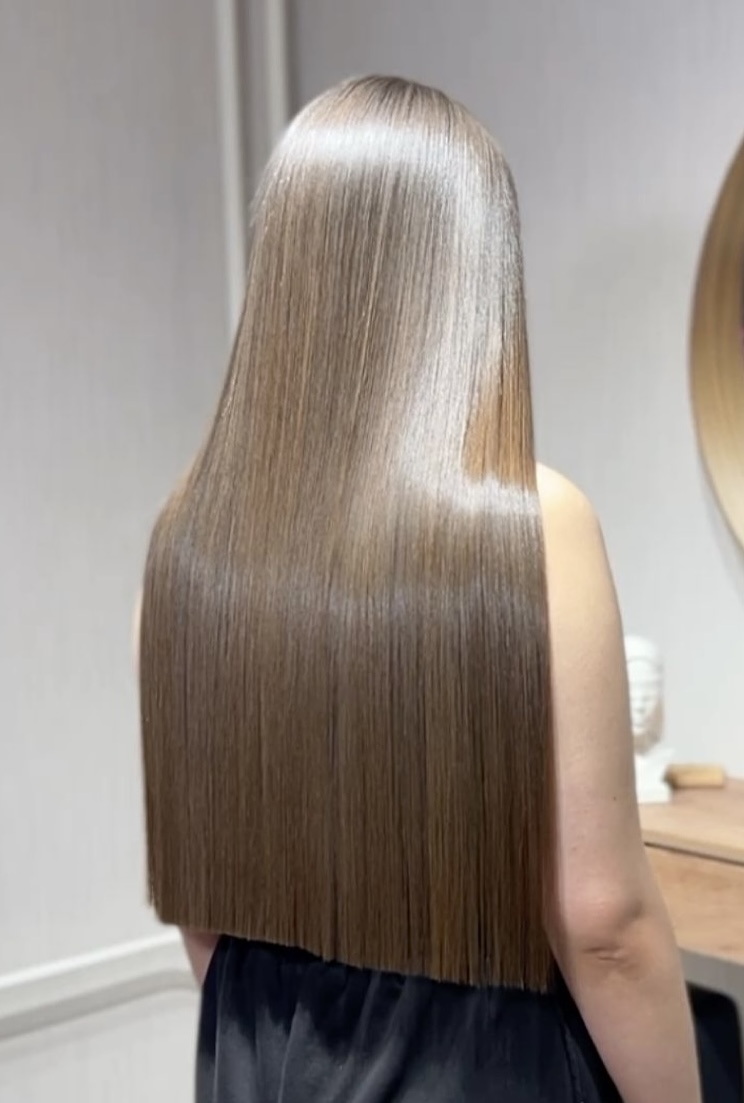 Cheveux blonds très longs, brillance intense.